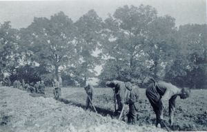 Sowjetische Kriegsgefangene bei der Zwangsarbeit in Leipzig-Wahren, 1944/45 (GfZL / Familie Lecomte) 