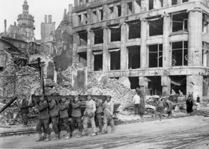 Sowjetische Kriegsgefangene bei der Trümmerbeseitigung in der Leipziger Innenstadt (Stadtarchiv Leipzig) 