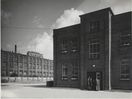 Links ehemaliges Verwaltungsgebäude der HASAG, anschließend Unterkunft "Amstel" für zivile Zwangsarbeiter:innen, vor 1939 (GfZL/Sammlung Garrit Hoffmann)