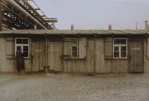 Nach Nationalitäten getrennte Abortanlage in einem Zwangsarbeitslager der BRABAG in Böhlen (Staatsarchiv Leipzig) 